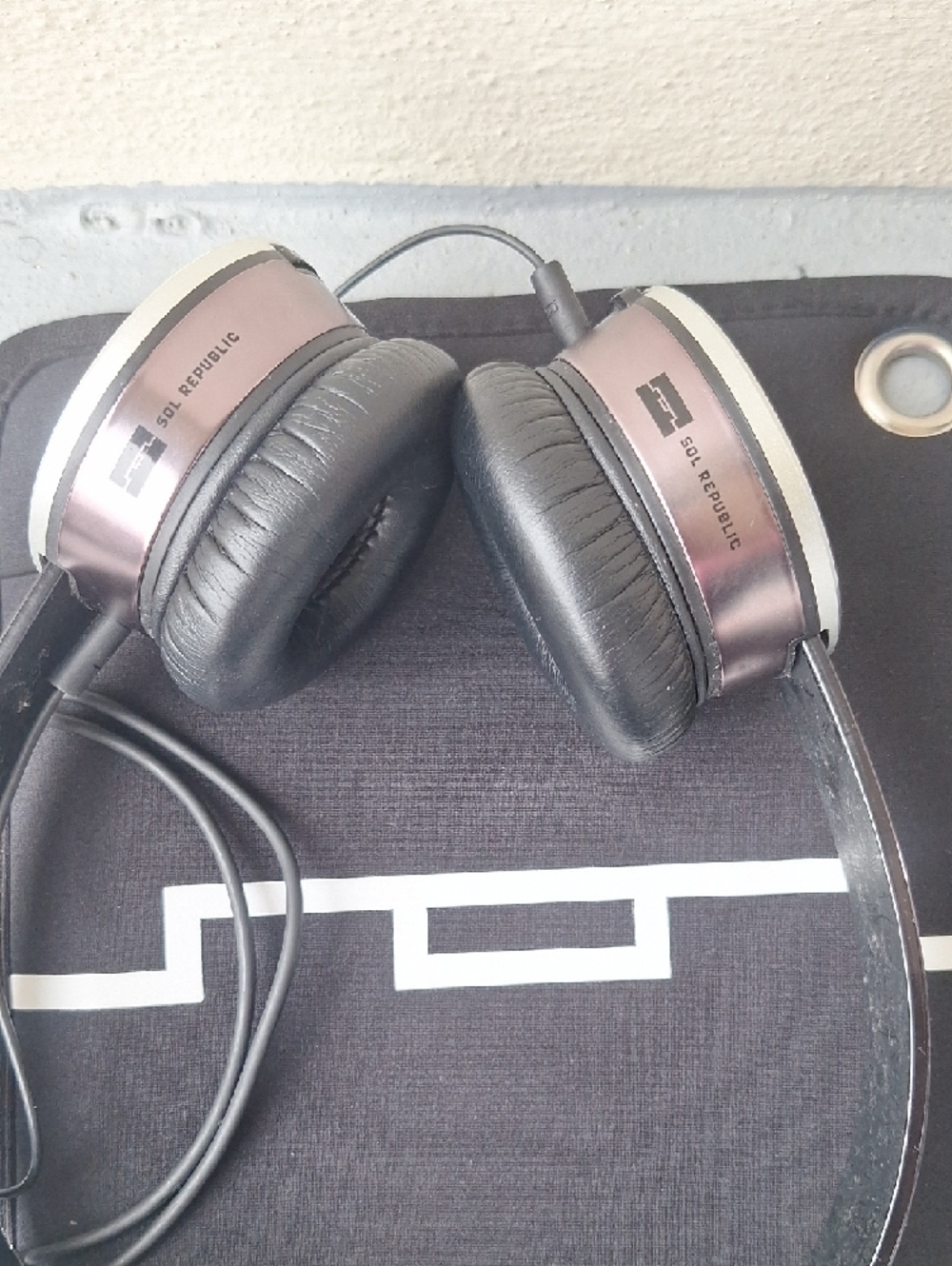 Sol Republic Tracks HD On-Ear Headphones With Case Black with Rose Gold Accents - Picture 5 of 10